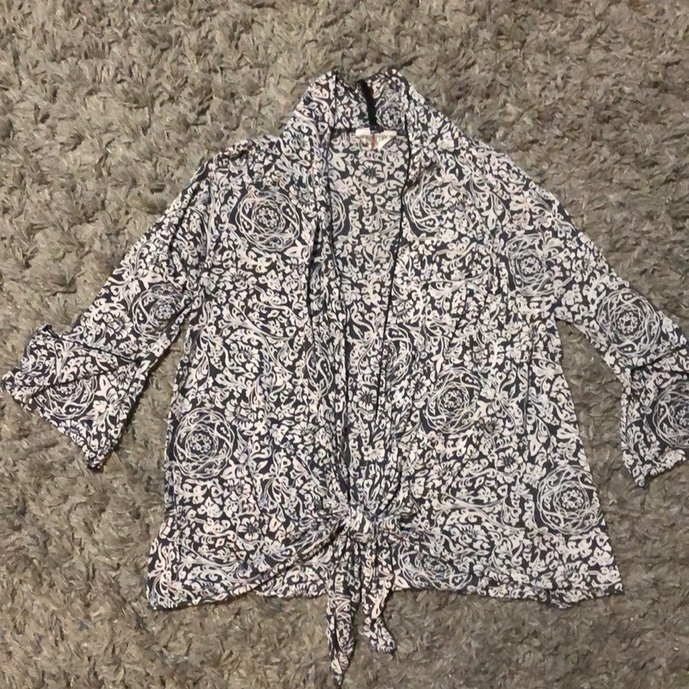 Cute blouse that ties in the front